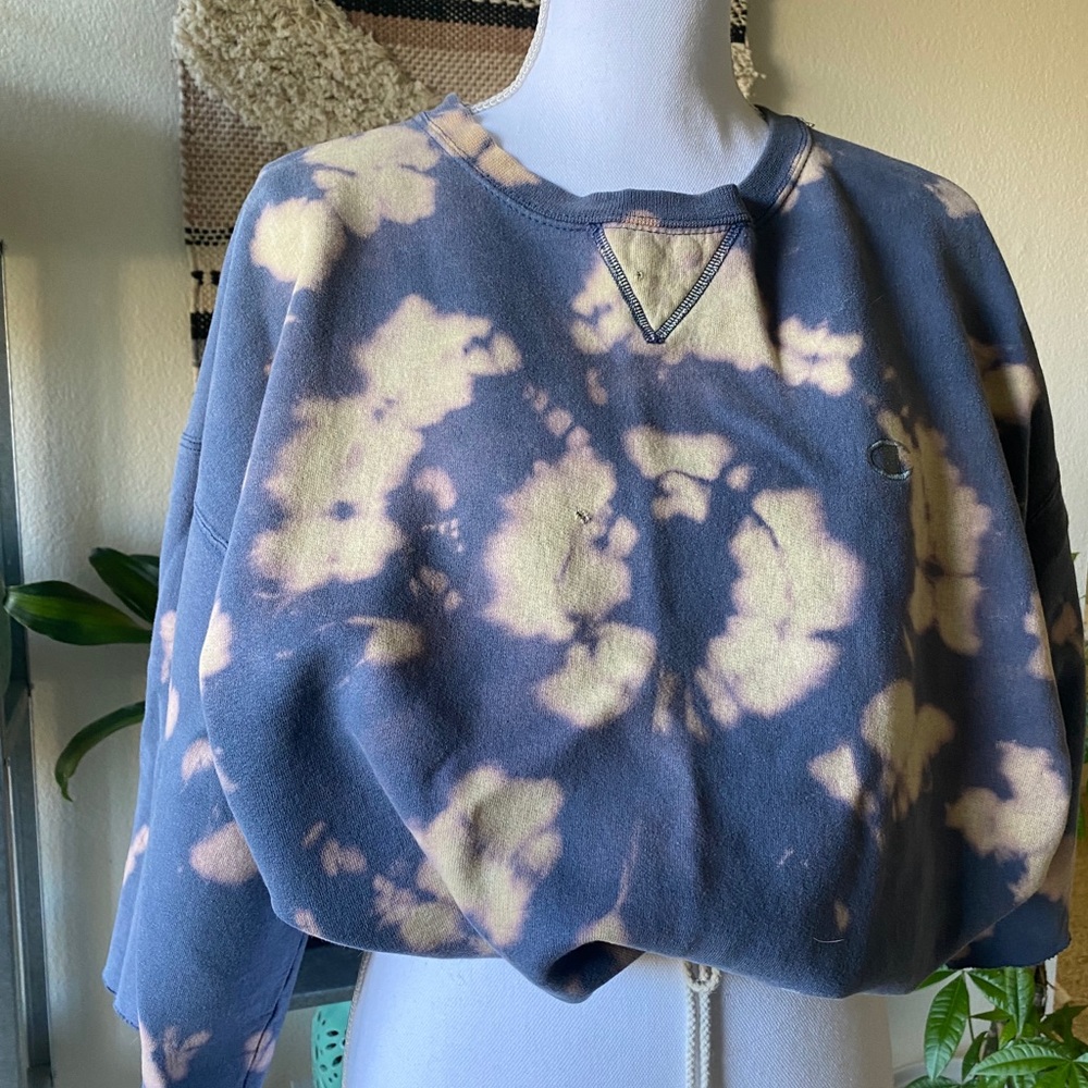 Champion Tye dye crew neck.